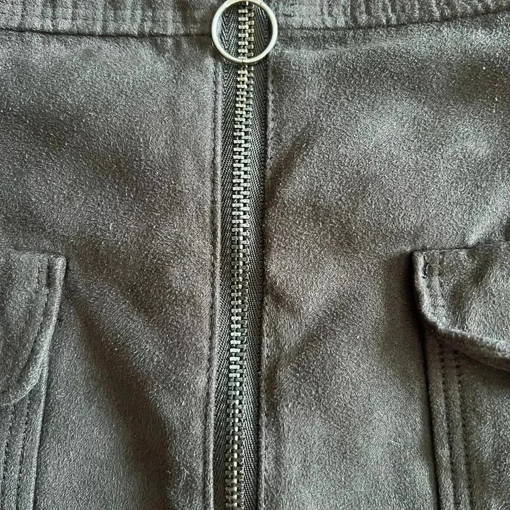 Black Hollister Suede Mini Skirt with Front Pockets and Zipper Size 7 Y2K - Picture 4 of 4
